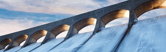 Uusiutuvista energiamuodoista vesivoima syntyy
virtaavan veden pyörittäessä sähkögeneraattoriin yhdistettyä turbiinia tuottaen
näin sähköä tasaisella varmuudella.